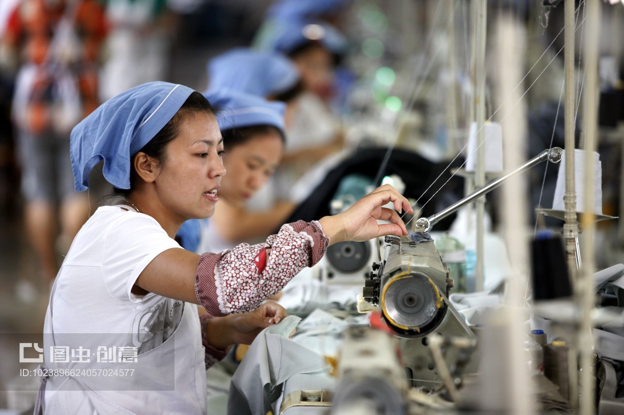 安徽省淮北市秋艳服装厂,女工在生产车间内加工出口到欧美地区的服装产品。